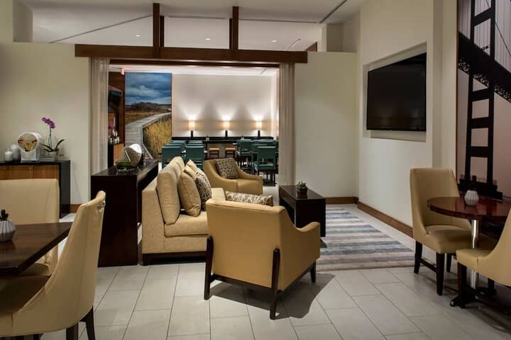 Lounge 24 of 37